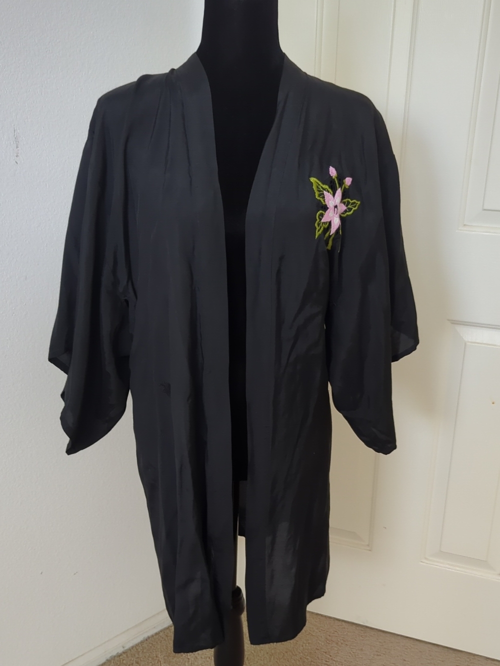 Vintage 1950's-60's Kimono With Embroidery Flowers Size LG
